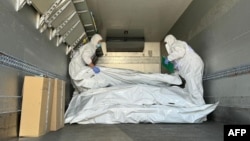 International Red Cross representatives check body bags containing the remains of soldiers during an exchange of bodies between Russia and Ukraine. (file photo)