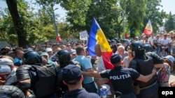 Поліція стримує демонстрантів під будівлею парламенту Молдови, Кишинів, 20 липня 2017 року