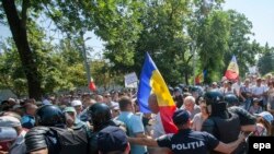 Ciocniri între forțele de poliție și protestatri joi în fața Parlamentului