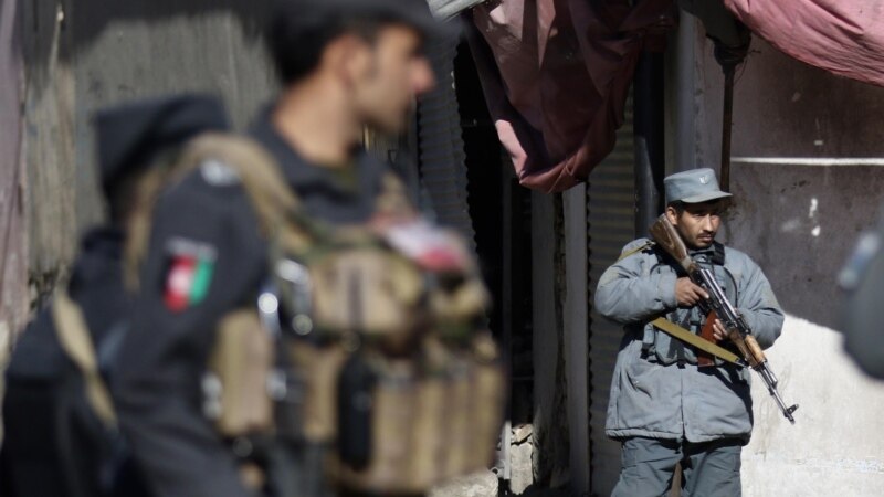 برمک: د افغانستان پنځوس په سلو کې پولیس او حتی ځیني افسران بېسواده دي
