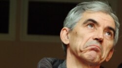 Russia -- Physicist Valentin Danilov stands outside the Krasnoyarsk regional court, 10Nov2004