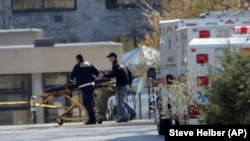 США: жертву обстрела вывозят с места происшествия (архивное фото) 