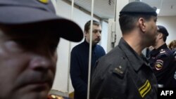 Михаил Косенко (за решеткой), один из осужденных по "Болотному делу". Москва, 8 октября 2013 года.