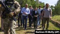Președinta Republicii Moldova Maia Sandu în vizită la Bucea, localitatea ucraineană din regiunea Kiev unde armata rusă a ucis un mare număr de civili neînarmați, 27 iunie 2022.