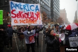 „Chiar așa, America, un dictator?” Protest anti-Trump la Washington pe 18 ianuarie, 2025.