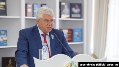 Ол тізерлеп тұрып, сорып бастады