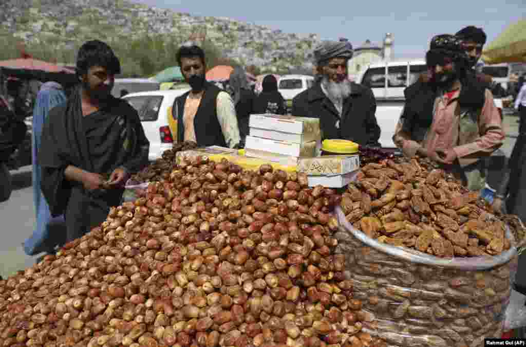 Para nisjes së Ramazanit, shitësit në Kabul të Afganistanit, kanë mbushur tezgat e tyre me hurme. &nbsp;