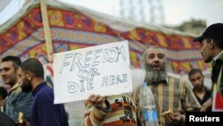 Kairiň Tahrir meýdançasyndaky protest mahaly, 9-njy fewral, 2011-nji ýanwar.