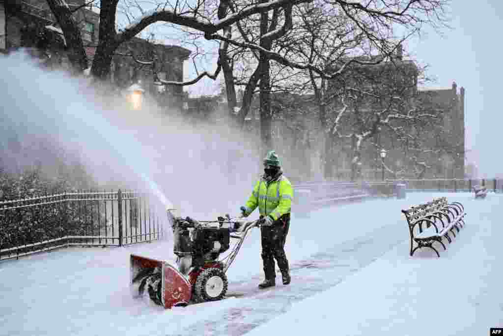 Një mirëmbajtës rrugësh duke hequr borën nga Bruklini i Nju Jorkut.