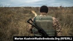 Украинский военнослужащий на линии соприкосновения в Донбассе. 1 апреля 2017 года