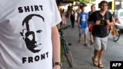 «Узяти за грудки» Путіна на саміті пообіцяв раніше прем’єр-міністр Австралії; тепер у країні, яка втратила 38 громадян і мешканців при збитті літака над Донбасом, популярні футболки з цим написом