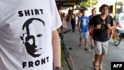 «Узяти за грудки» Путіна на саміті пообіцяв раніше прем’єр-міністр Австралії; тепер у країні, яка втратила 38 громадян і мешканців при збитті літака над Донбасом, популярні футболки з цим написом