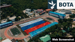 Imazhet nga faqja e internetit e kampit Ndryshimi pasqyrojnë atë që e quan "edukim civil-patriotik".