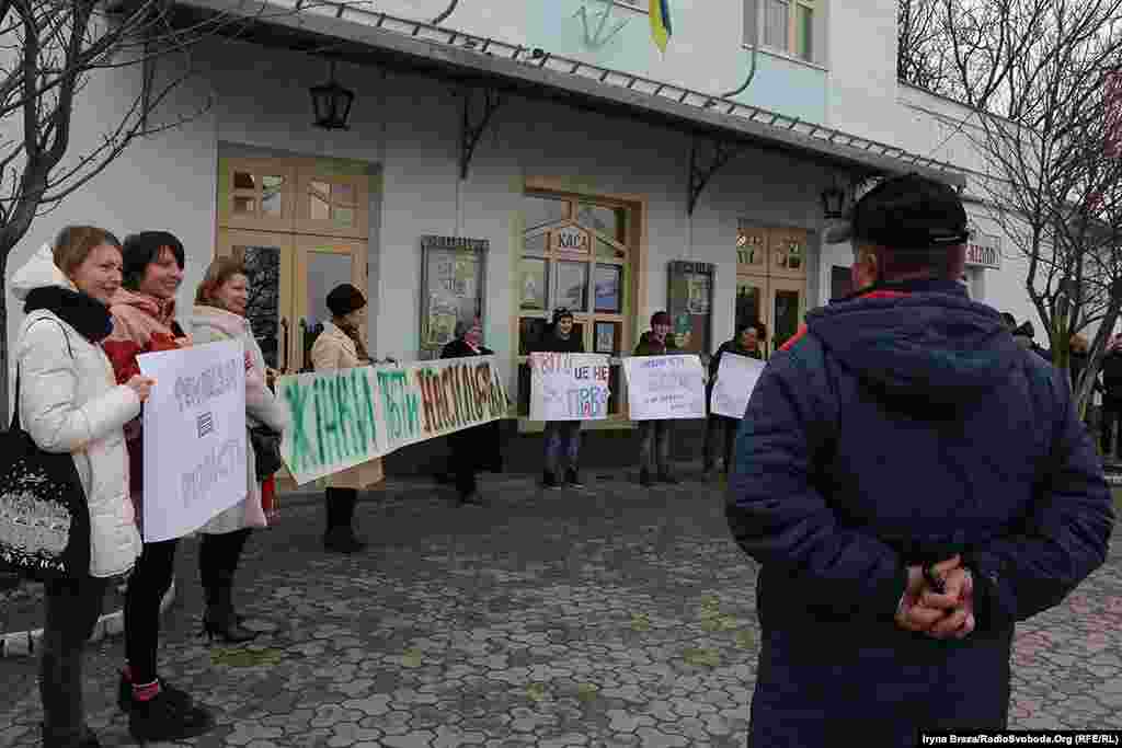 На площі Театральній в Ужгороді жінки вийшли з мирною акцією за свої права