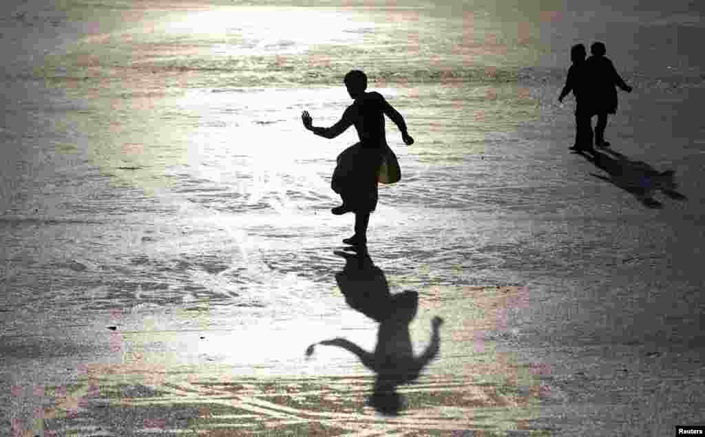 Afganistan - Igra na zaleđenom jezeru, Kabul, 9. januar 2013. Foto: REUTERS /Mohammad Ismail 