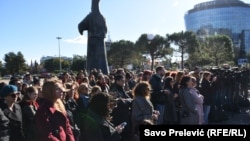 Na platou u Univerzitetskom parku u Podgorici okupilo se, u znak podrške, oko stotinu građana i građanki