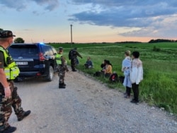 Беженцы, пойманные после нелегального пересечения белорусско-литовской границы