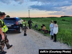 Беженцы, пойманные после нелегального пересечения белорусско-литовской границы
