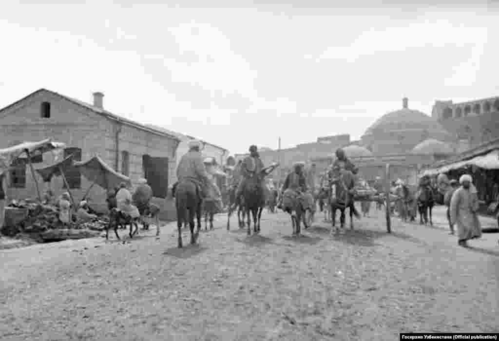 Улица Ташкентская, проходящая через старый город Самарканда.&nbsp;Фотография слева сделана в конце 19 века.