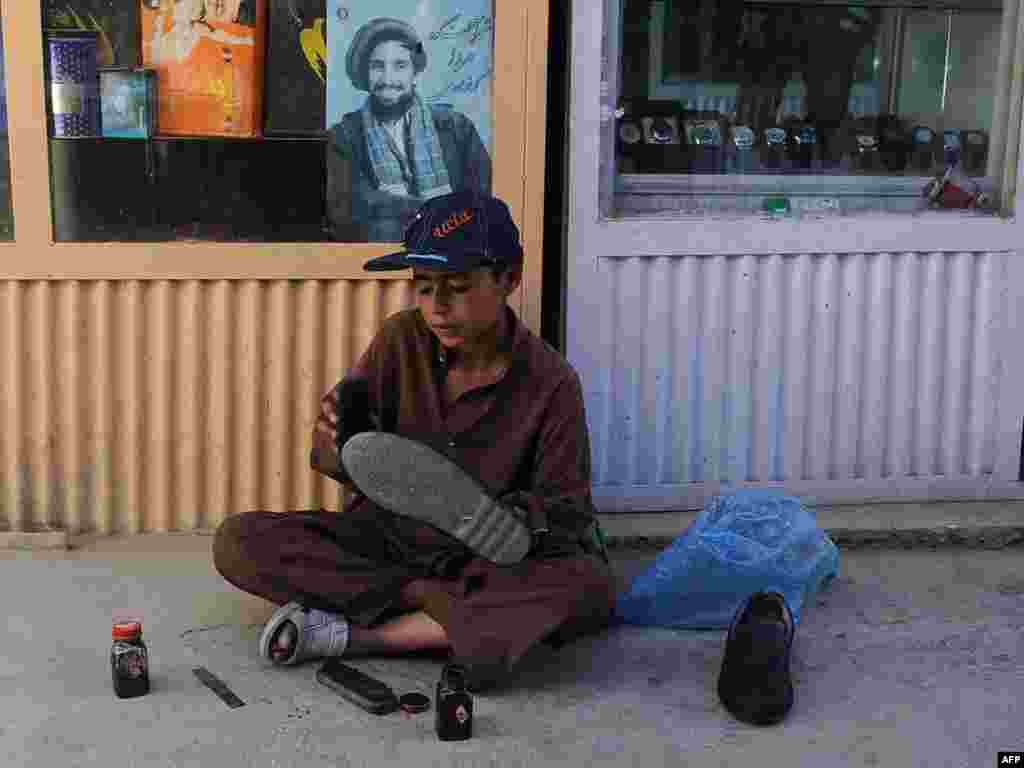 Afganistan - Čistač cipela u Kabulu, 18.05.2011. Foto: AFP / Punit Paranjpe