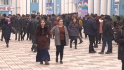 Душанбедегі университеттен өз еліндегі оқу орнына ауысу үшін құжаттарын алуға келген өзбек студенттері. 11 ақпан 2020 жыл.