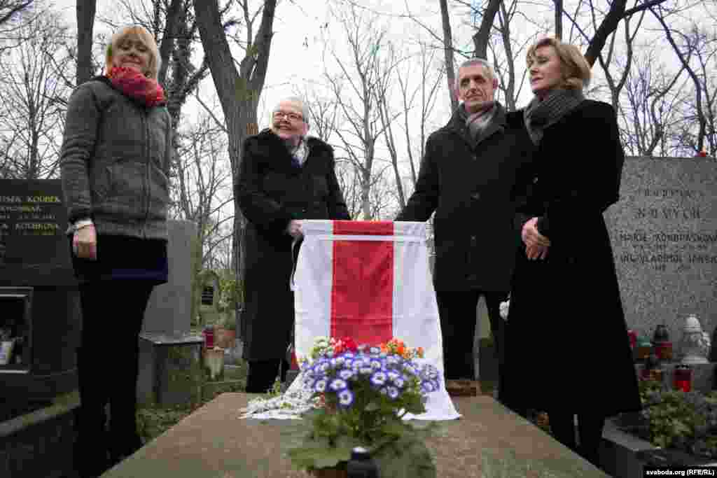 На ўрачыстым адкрыцьці дошкі на магіле консула БНР Мікалая Вяршыніна. На фота праўнучкі Міколы Вяршыніна. У цэнтры: Івонка Сурвіла і Сяргей Кнырэвіч.