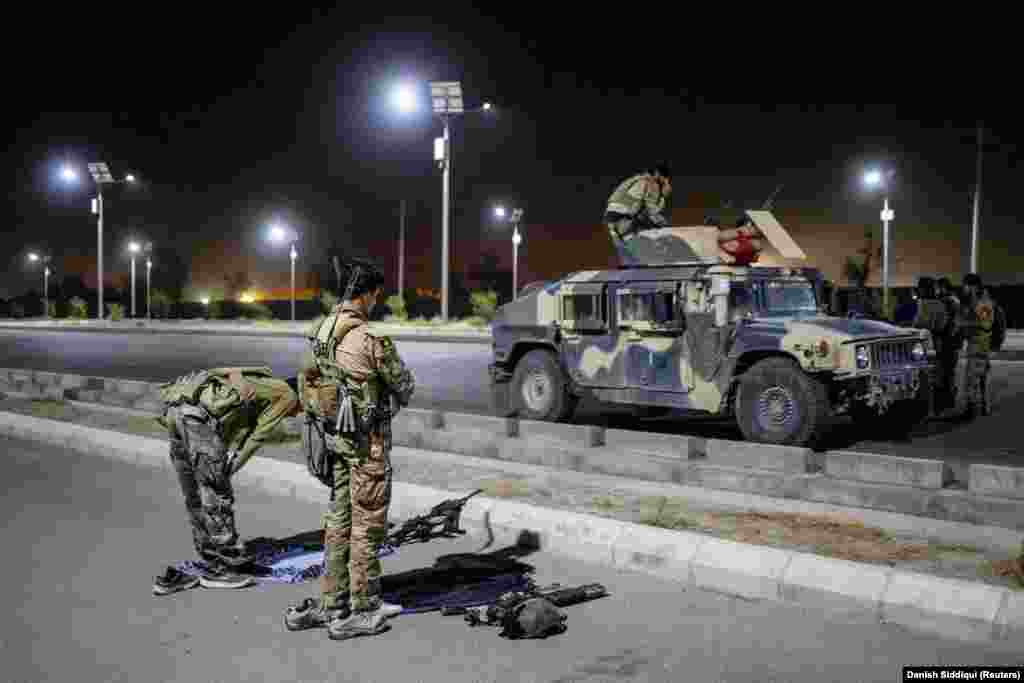 Бойцы спецназа молятся перед ночным заданием в Кандагаре 12 июля. Командир сообщил агентству Reuters, что перед назначением он получил сообщение &laquo;о том, что враг проник сюда и хочет захватить район&raquo;