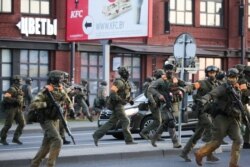 Узброеныя сілавікі стралялі па мірных пратэстоўцах у раёне вуліцы Кальварыйскай у Менску. 10 жніўня
