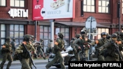 Спорядження білоруських силовиків під час розгону акції у Мінську. Білорусь, 10 серпня 2020 року
