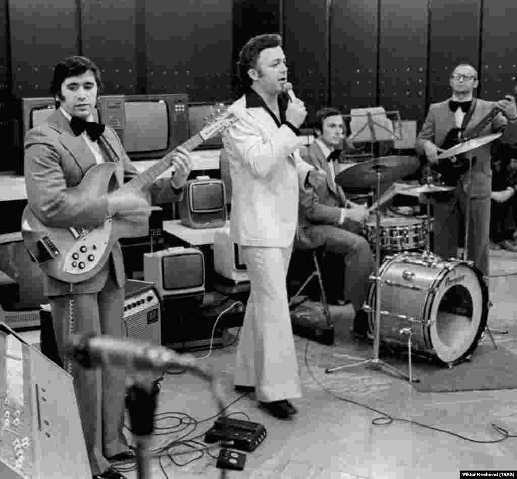 A performance in the "Orbita" shop in Moscow, 1978. Kobzon's first album was released in 1962, and by the Brezhnev era he was a household name.