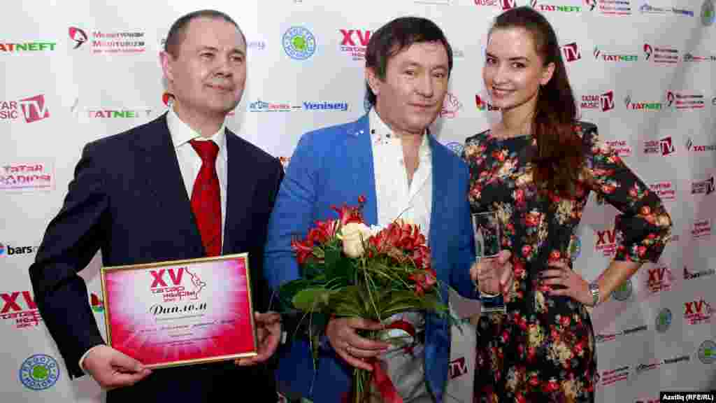 "Татар җыры 2014" фестивале, Айдар Галимов (уртада)