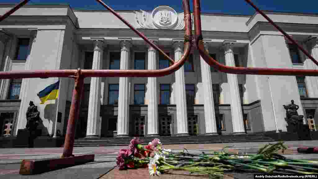 Учасники акції поклали перед парламентом квіти на знак вшанування пам&#39;яті чотирьох нацгвардійців, які загинули&nbsp; внаслідок вибуху гранати під час заворушень серпня 2015 року