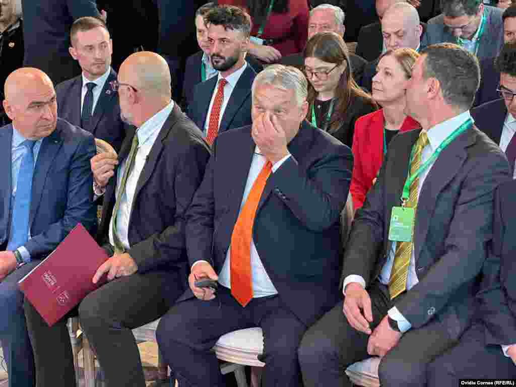 Moment surprins înainte să înceapă discursurile oficiale.