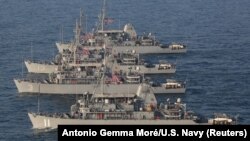 نیروی دریایی آمریکا می‌گوید برای پرهیز از هرگونه سوءتفاهم، کاهش ریسک و جلوگیری از بروز تنش ناخواسته این عملیات را از پیش به وزارت دفاع روسیه اطلاع داد.