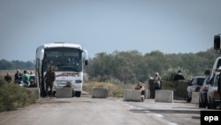Пророссийские боевики на контрольно-пропускном пункте недалеко от Славяносербска. Луганская область, 10 сентября 2014 года