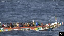 მიგრანტები ნავზე, რომელიც კანარის კუნძულ ელ-იეროსკენ მიემართება. 18 აგვისტო, 2024 წელი