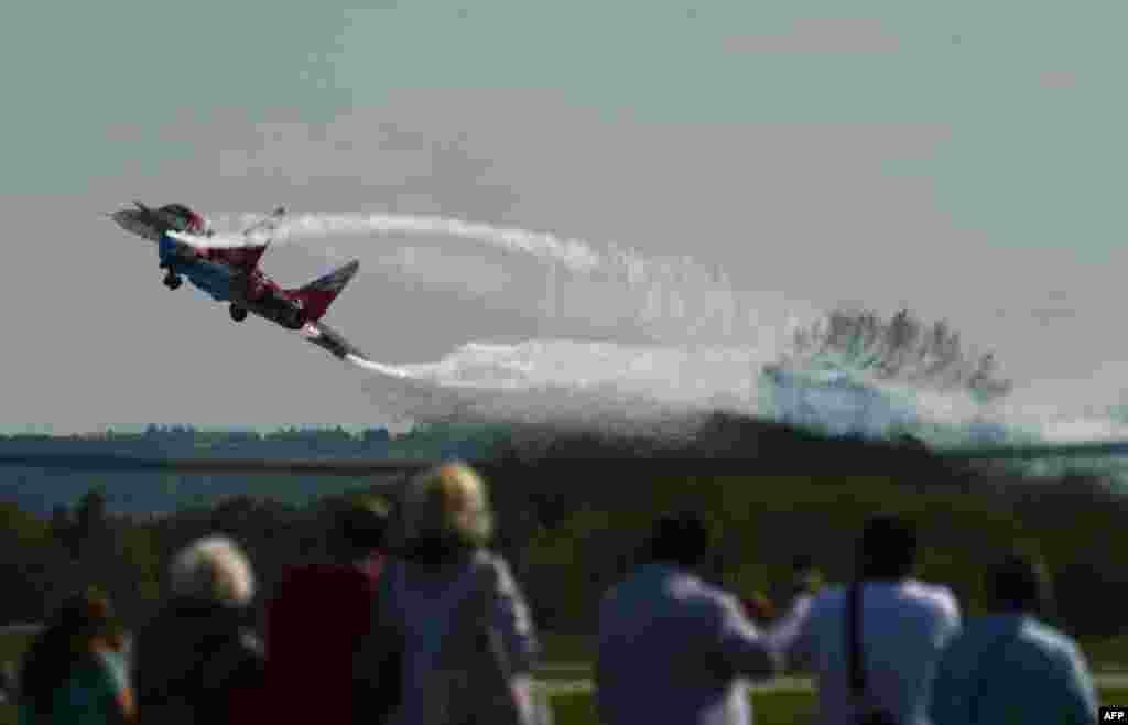 A Russian fighter jet performs during an international aviation and space show in Zhukovsky, outside Moscow. (AFP/Vasily Maximov)