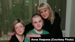 Никита Уваров дома с родственниками после выхода из Сизо