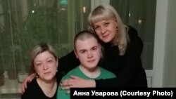 Никита Уваров дома с родственниками после выхода из СИЗО