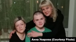 Никита Уваров дома с родственниками после выхода из СИЗО (архивное фото)