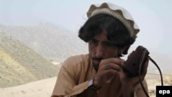 Архівне фото, 2014 рік: пакистанський селянин із Північного Вазиристану слухає оголошення на радіо про початок воєнної операції проти пакистанських талібів
