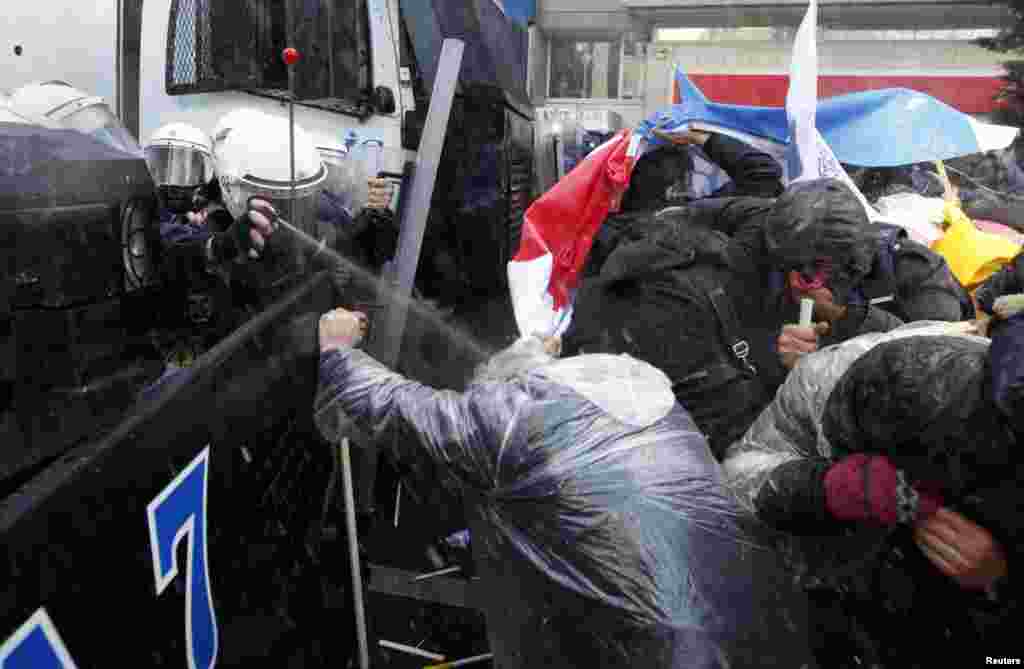 Turska - Policija je koristila suzavac kako bi rastjerala demonstrante tijekom prosvjeda protiv vlade i predloženog zakona o obrazovanju, 29.03.2012. Foto: Reuters / Umit Bektas 