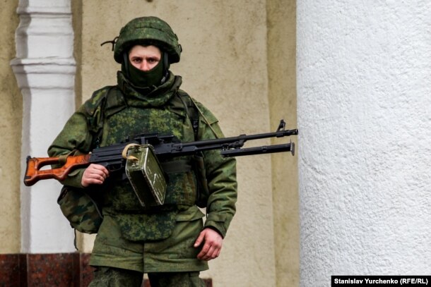 Qırımğa basıp kirgen Resey soldattarınıñ biri. Simferopol', 28 aqpan 2014 jıl.
