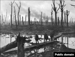 Жаўнеры палявой артылерыйскай брыгады 4-й аўстралійскай дывізіі на гаці ў лесе Шато на Іпрскім выступе, 29 кастрычніка 1917 году. Фота Фрэнка Гэрлі