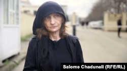 ეკა კუპატაძე, გიგა ავალიანის დედა. ფოტო გადაღებულია 2026 წლის 26 მარტს, იქამდე, სანამ ის სასამართლოს სიტყვით მიმართავდა. 