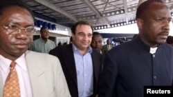Ari Ben-Menashe (u sredini) na aerodromu u Harareu, Zimbabve, 22. 2. 2002.