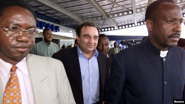 Ari Ben-Menashe (u sredini) na aerodromu u Harareu, Zimbabve, 22. 2. 2002.