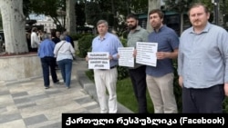 სამოქალაქო მოძრაობა "ქართული რესპუბლიკის" წევრები თბილისში რუსული ენის დღის აღნიშვნას აპროტესტებენ