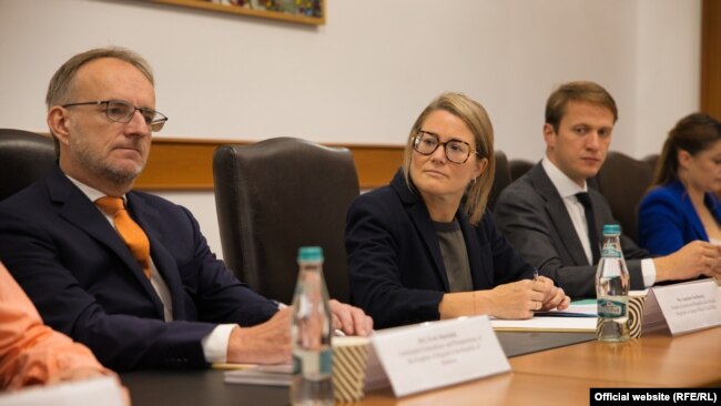 Van Bossuyt me zyrtarë të Ministrisë së Punëve të Brendshme në Kishinau, më 12 maj 2025.