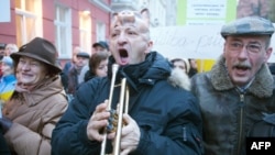 Латвія - Протести перед парламентом проти запропонованого бюджету, Рига, 1 грудня 2009 року.